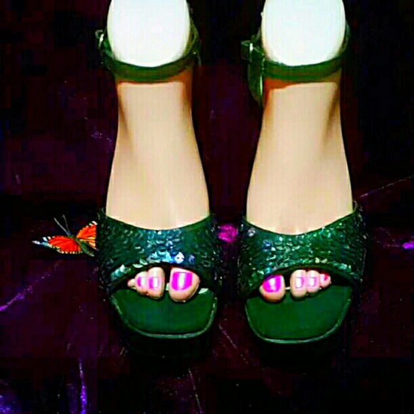 Ahhmazing Sequin Black Sandals! - Picture 5 of 9